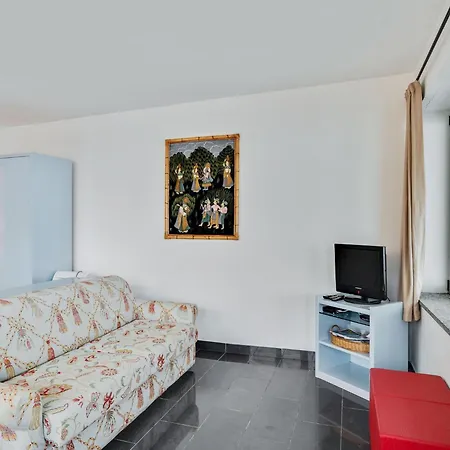 Casa vacanze In With Private Meina